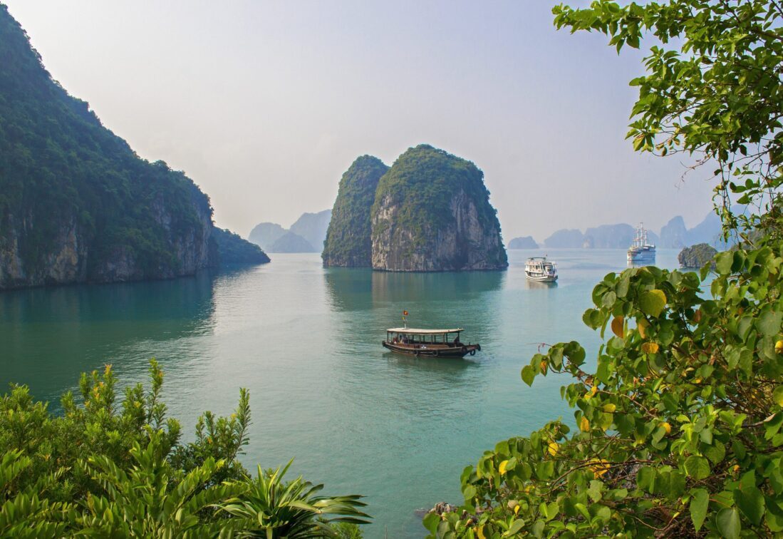 Panoramablick auf die Halong-Bucht