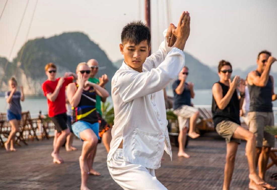 Tai Chi auf der Halong Violet, Heritage Line