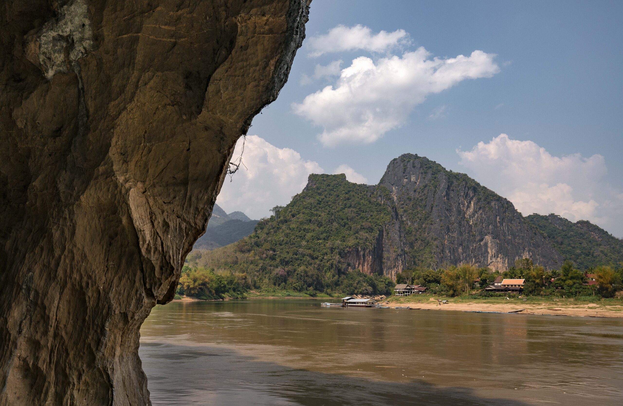 Pak Ou Höhlen mit Blick auf dem Mekong